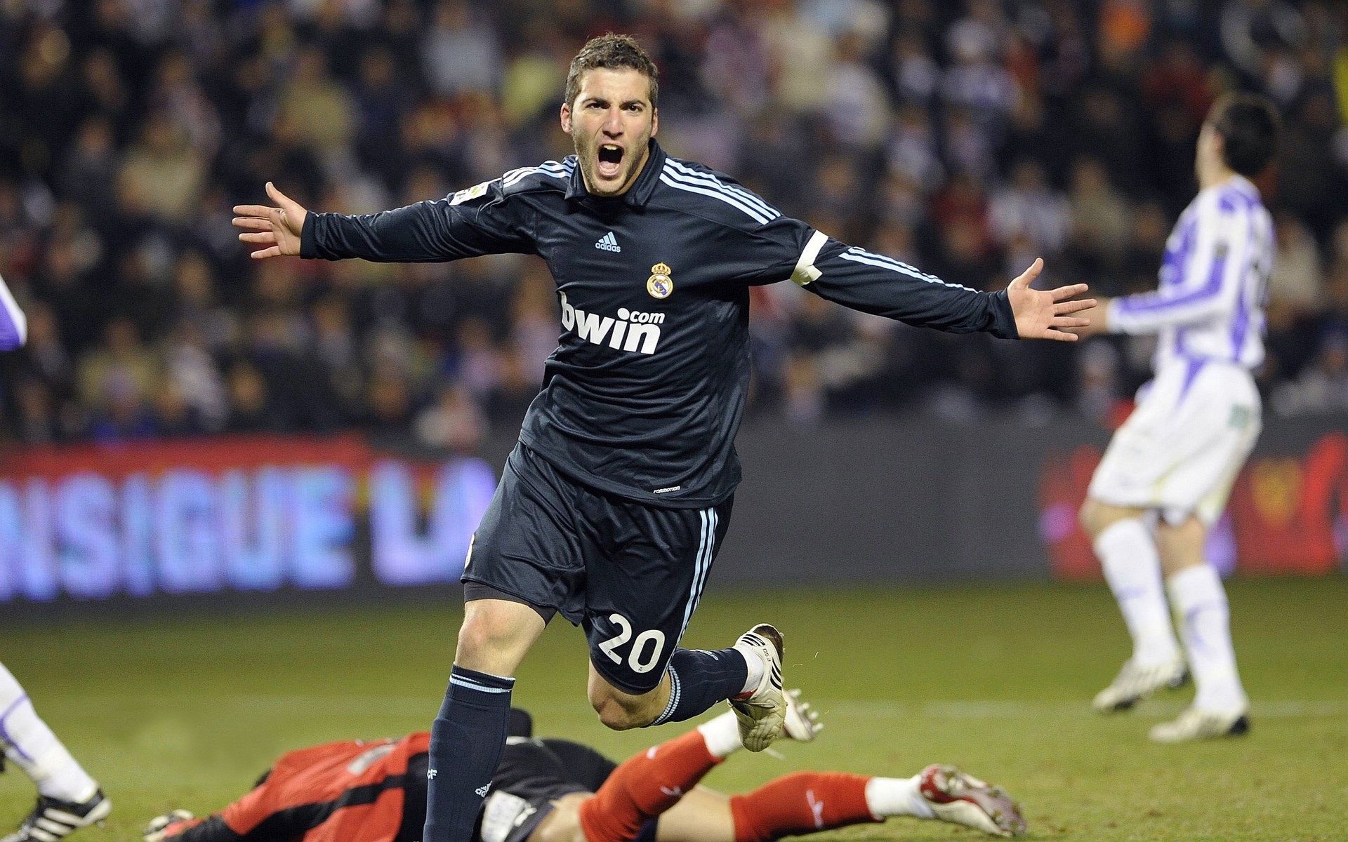 法甲豪门采取“拉边+高压”战术,打乱对方节奏