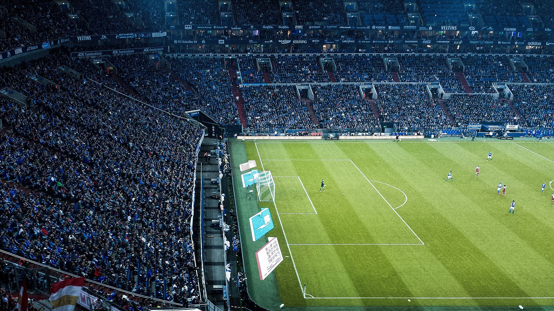 比赛中球员们发挥出色,向观众展示激烈竞争,球员们在赛场上